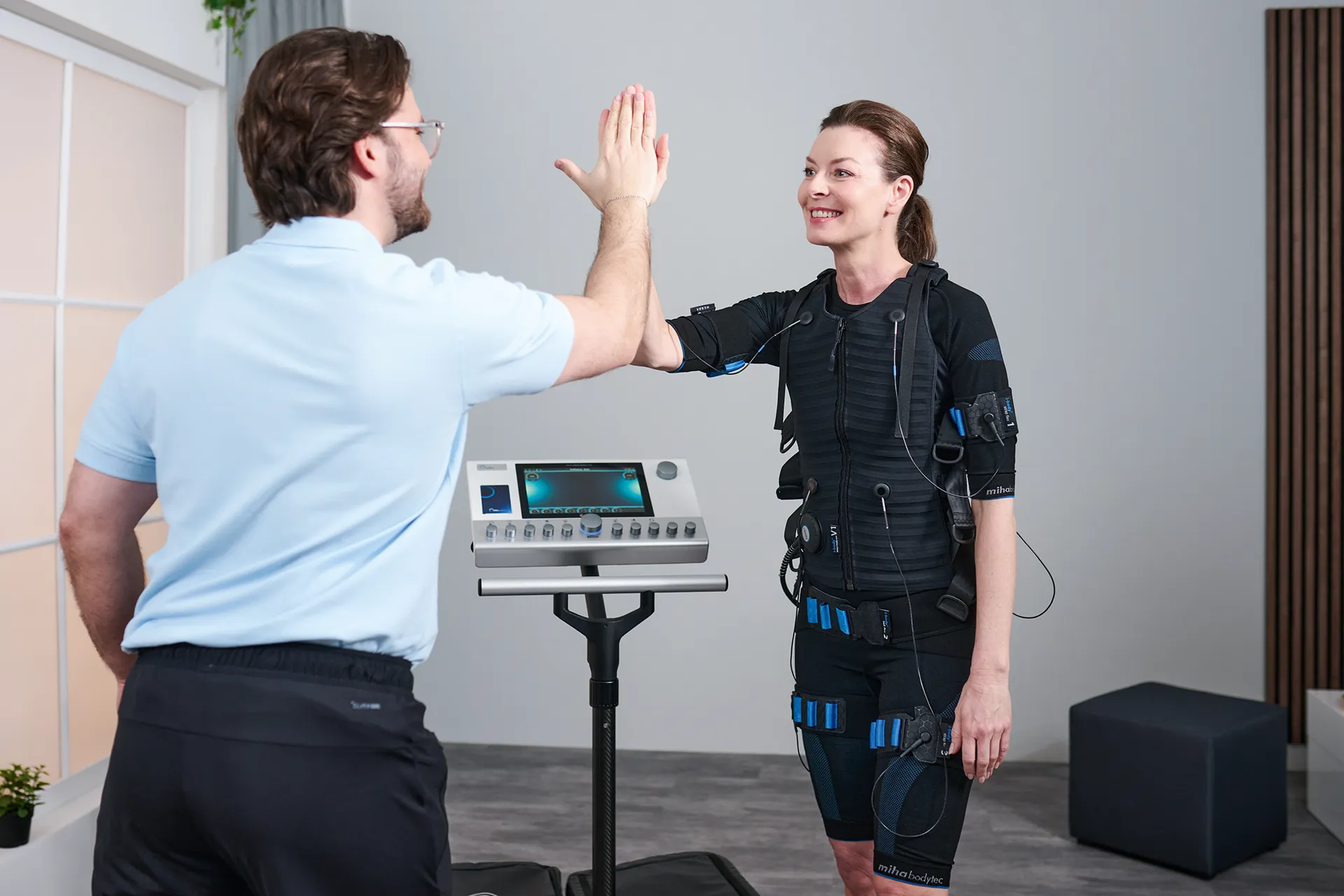 Trainer und Kundin beim EMS-Training