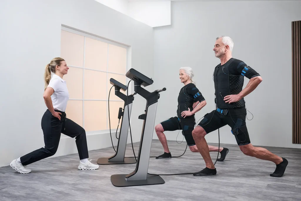 EMS-Training mit Trainerin und zwei Trainierenden